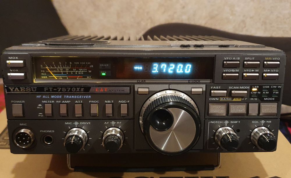 Transceiver YAESU FT 757 GX II  HF/ 11m/CB radio