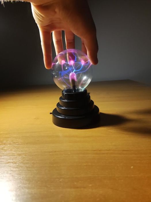 Плазмова куля з блискавками/Плазменный шар с молниями/куля Тесла