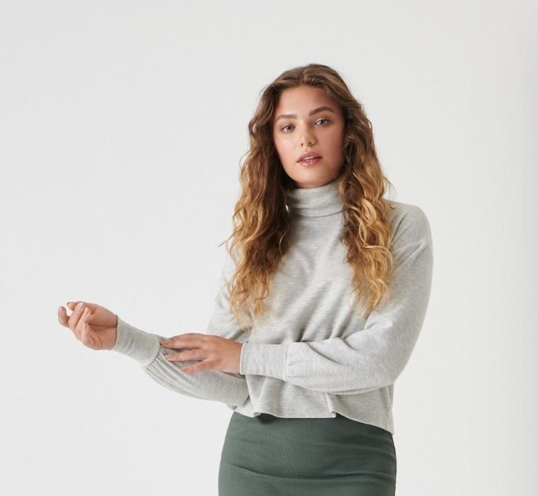 Укорочений теплий гольф вільного крою XS
колір - сірий
70% поліестер