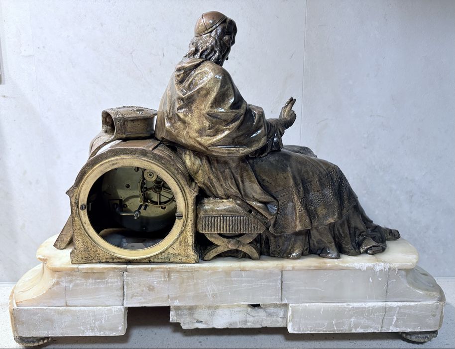 Raro antigo relógio de lareira francês V. Maugis com figura religiosa