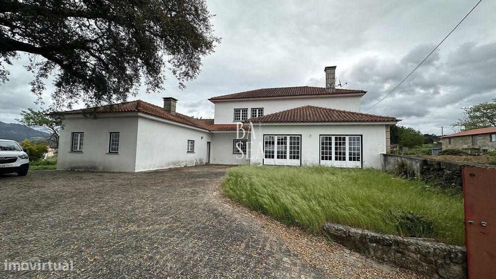 Quinta com 3 Habitações 2 Armazéns e 1 ha de Vinha em Barbeita Monção.