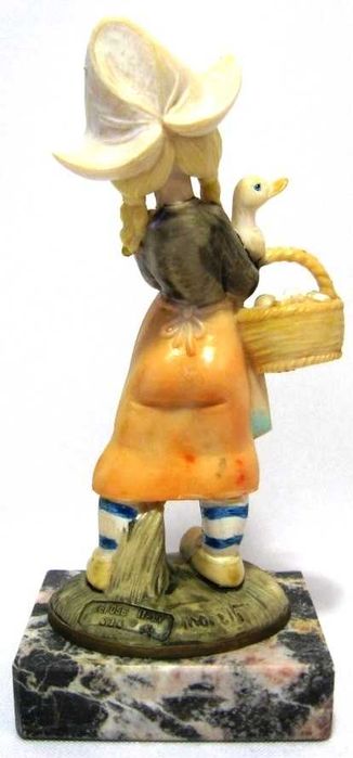Статуетка Дівчинка Качка Кошик Композит Мармур Італія