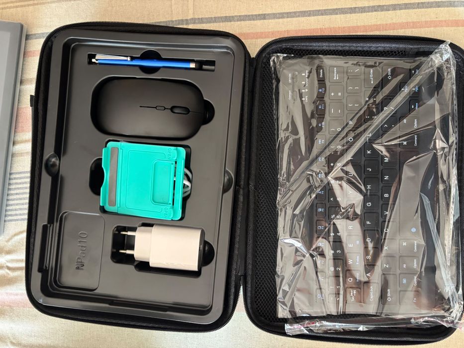 Tablet with accessories448228512393472001