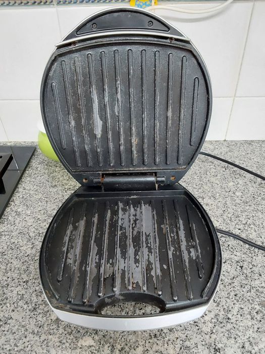 TOSTADEIRA E GRILL.FUNCIONA 100%,SIMPLES UTILIZAÇÃO.Casa,Cozinha,Café.