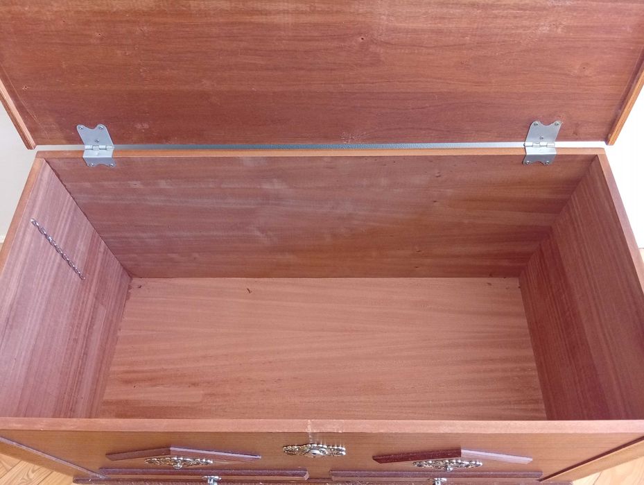 Arca em madeira trabalhada, com embutidos em latão dourado