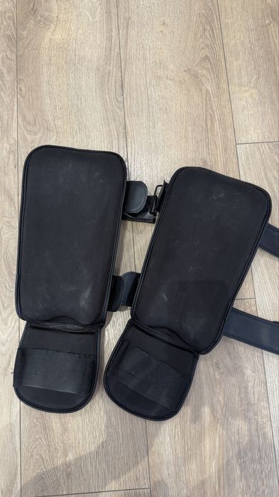Ochraniacze na piszczele i stopy nagolenniki czarne kickboxing boks