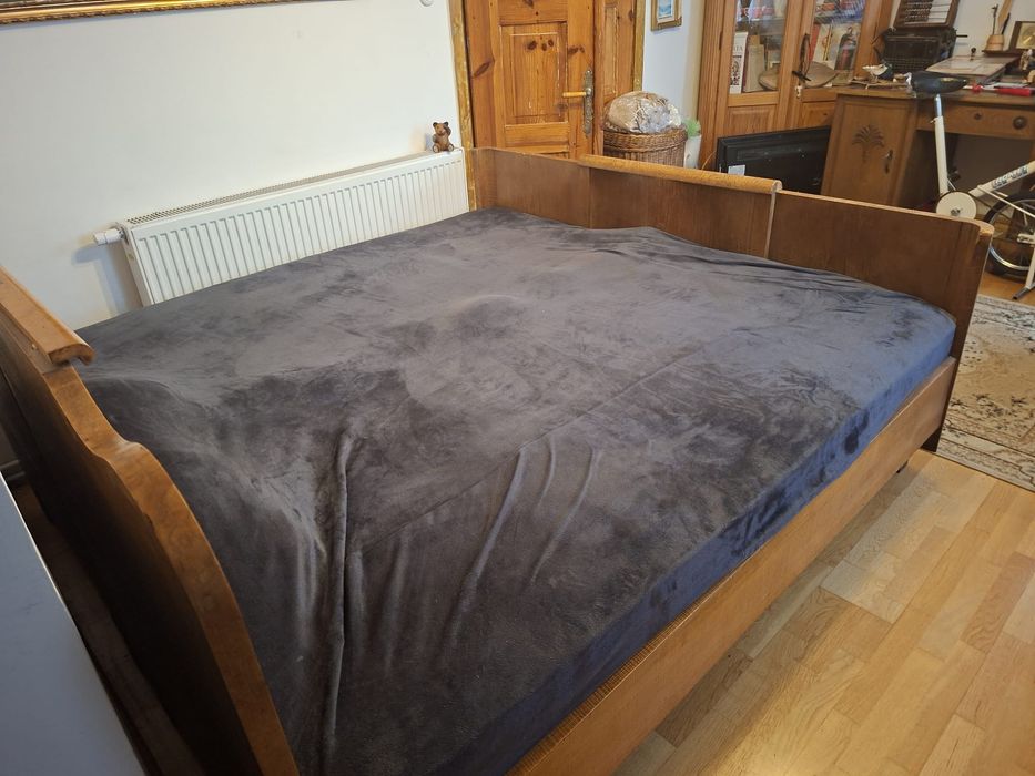 Duże stare łóżko dębowe