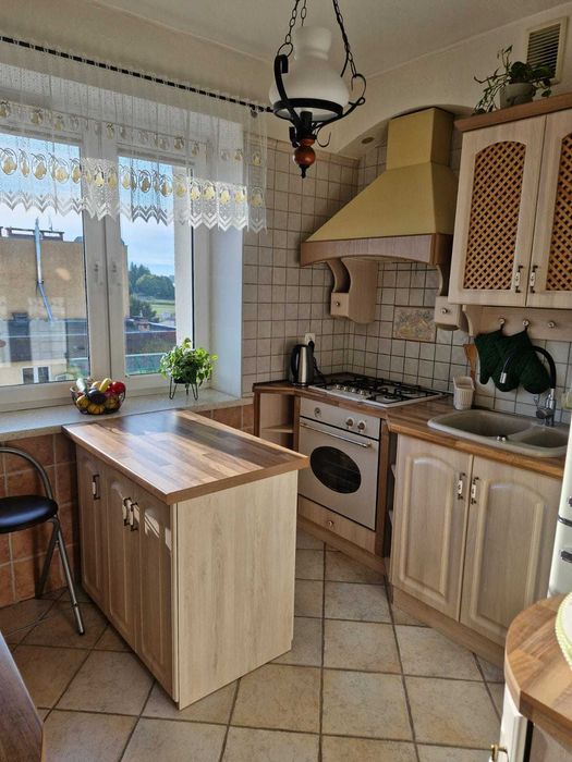 Meble kuchenne stylowe stan idealny z wbudowaną kuchenką i okapem