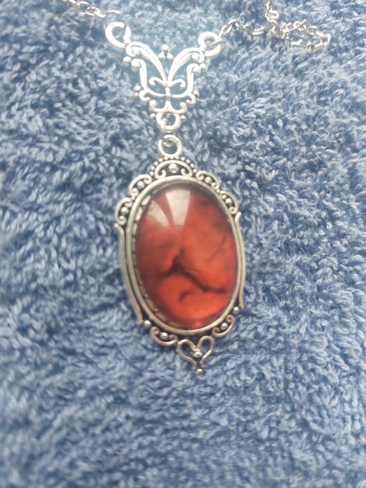 Підвіска у формі червоного каменю