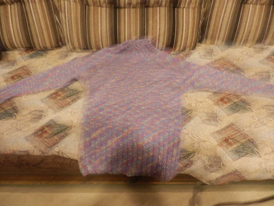 Свитер женский вязаный.