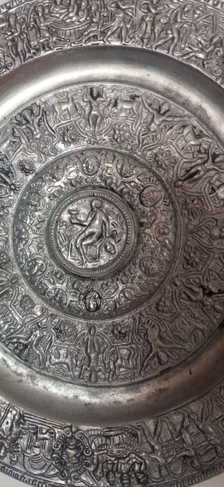 Prato decorativo em estanho