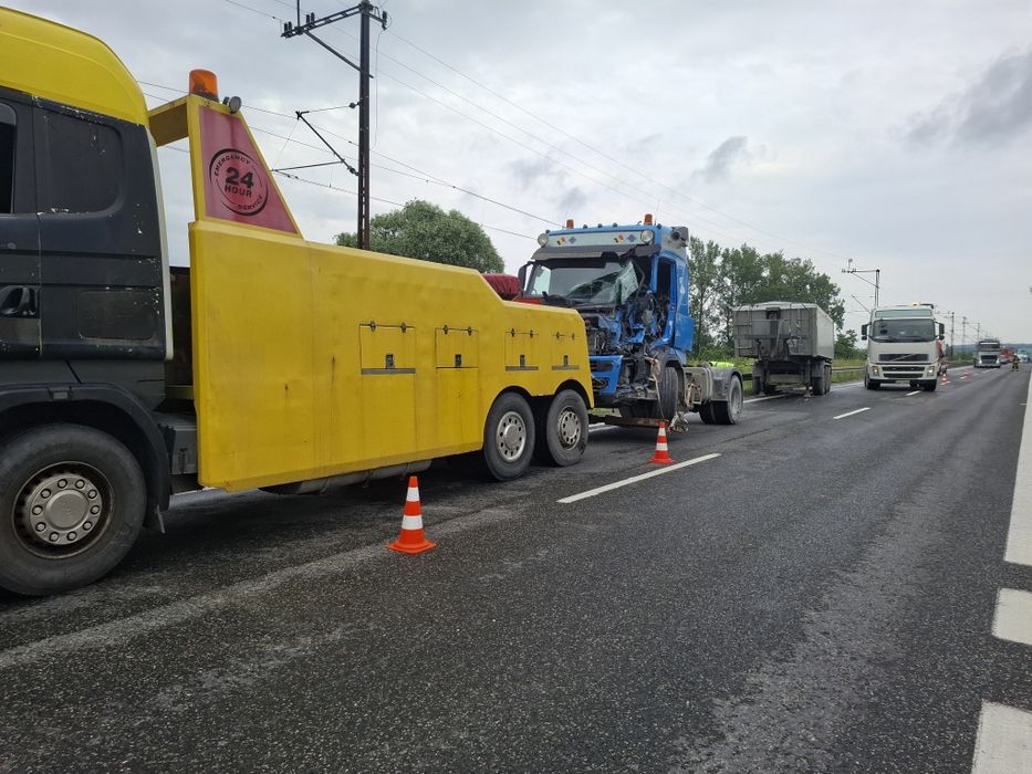 Holowanie tir  Pomoc drogowa transport maszyn