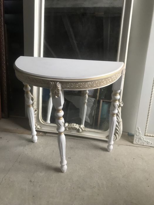 Столик консольний