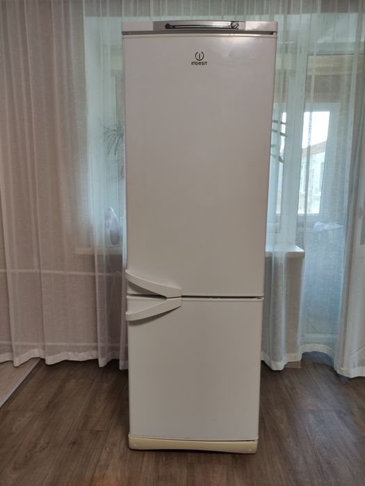 Холодильник Indesit под ремонт или запчасти