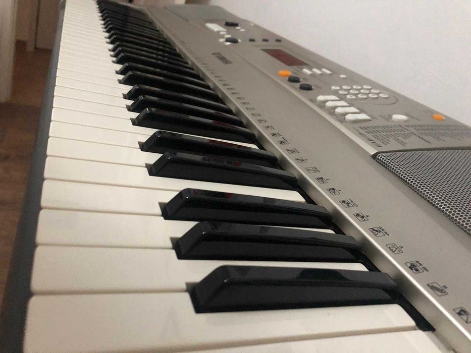 Yamaha PSR-E313 — Teclado em Excelente Estado
