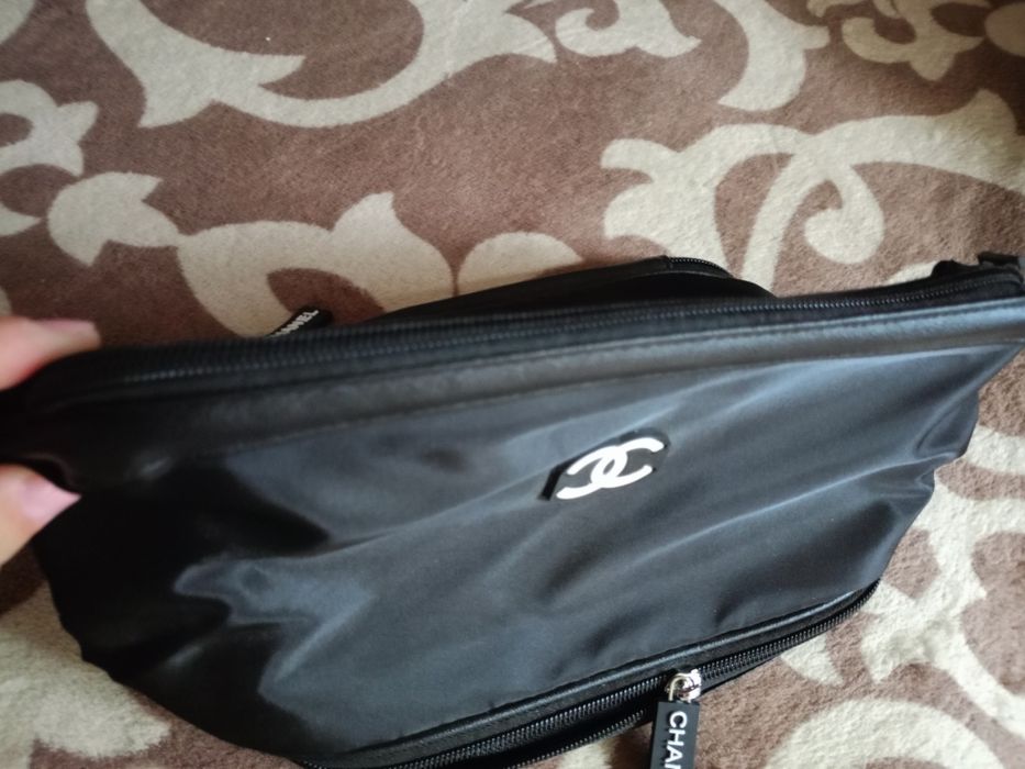 Чорна косметичка бренду Chanel.
