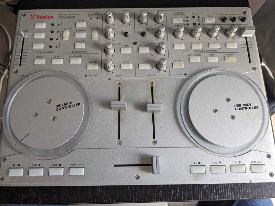 Mesa de DJ Vestax VCI 100 - Equipamento Profissional Usado