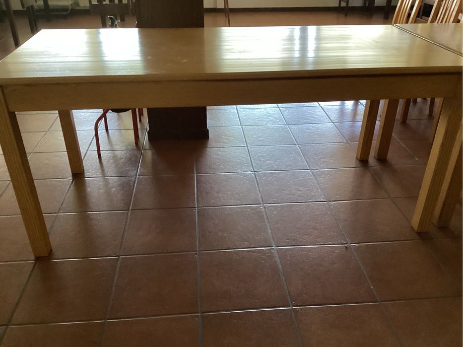 Cadeiras e mesas em cor clara