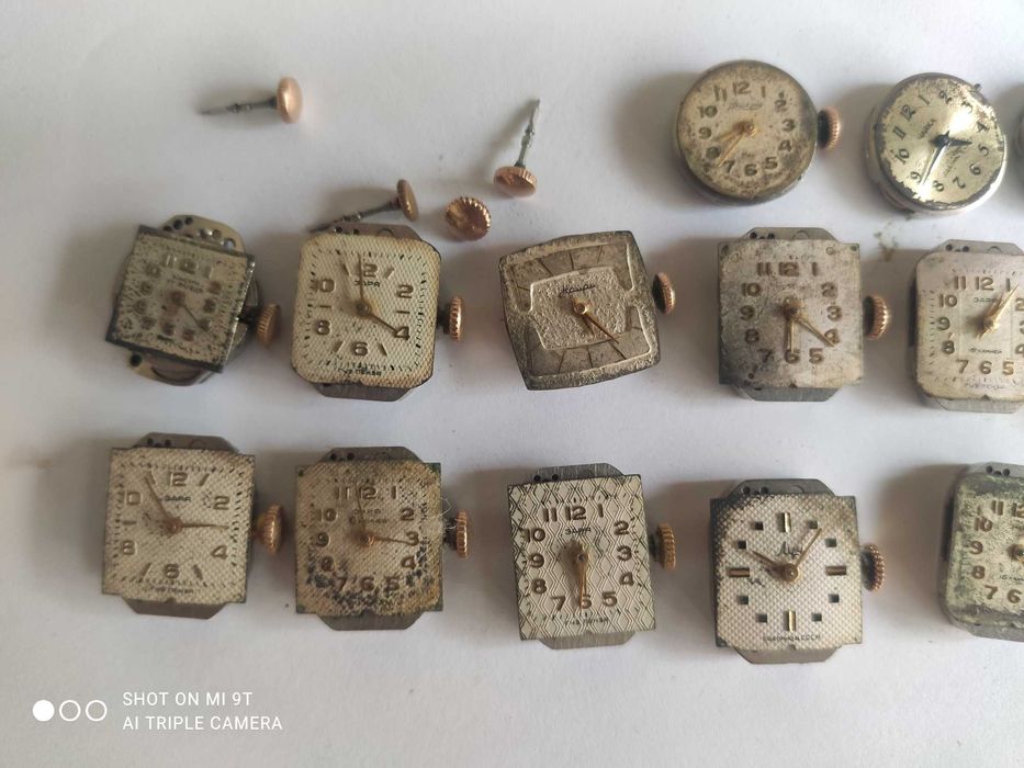 Часовые механизмы из золотых корпусов с золотыми заводными головками.