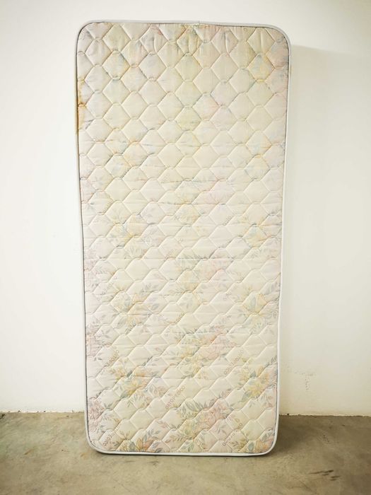 Mesa cabeceira em madeira maciça - OFERTA de COLÇHÃO