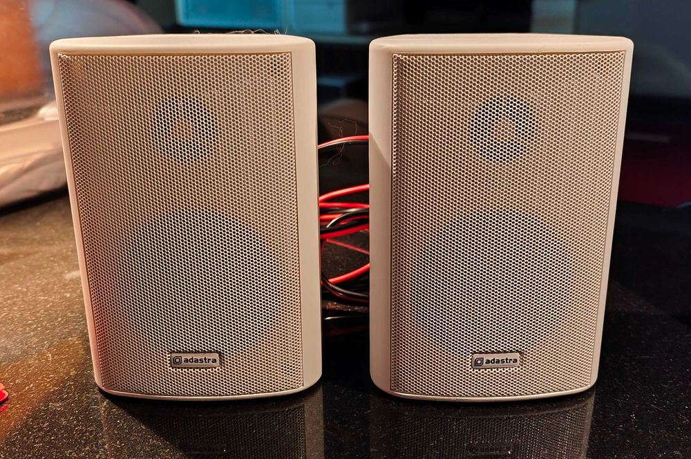 Par de colunas de 2 vias, brancas, 30W a 60W e 8 Ohms, a estrear