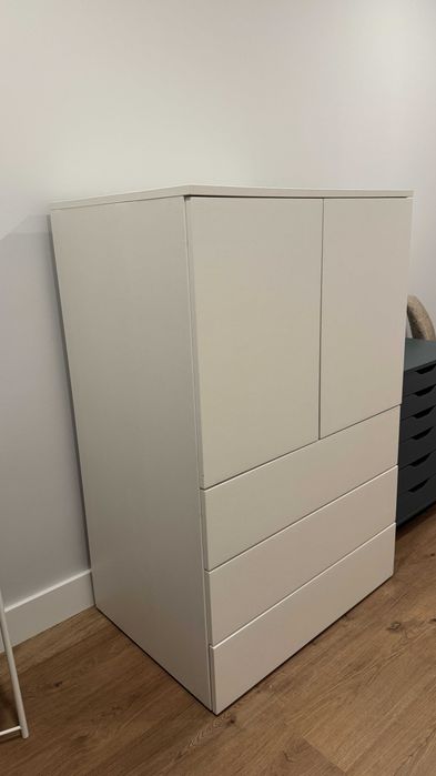Móvel alto branco com gavetas