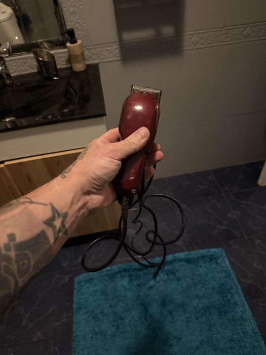 Maquina de cortar o cabelo com fio, boa qualidade e a funcionar