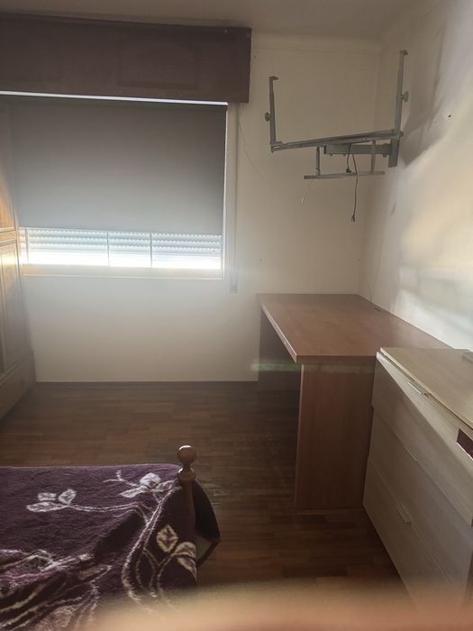 Quarto grande com cama de casal