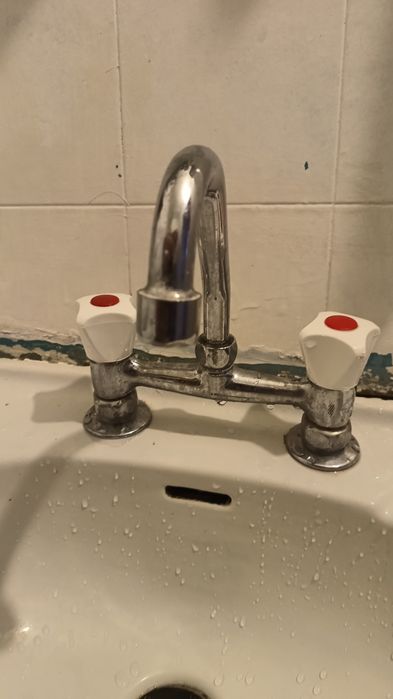 zlew łazienkowy z kranem