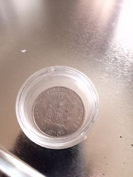 Moedas portuguesas e uma de um dólar americano