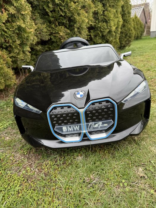 Auto BMW I4 na akumulator