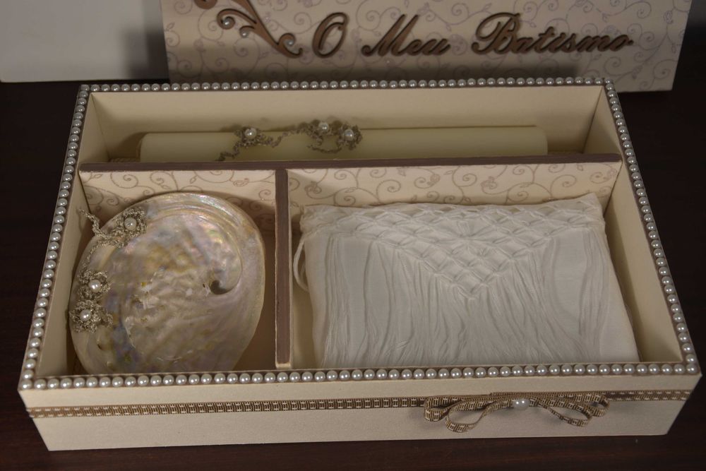 Batizado- caixa 38x25x8 com vela, concha, toalha de linho,