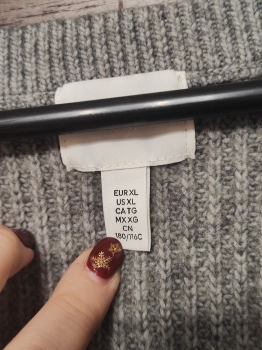 Sweter szary z koralikami w kolorze srebrnym