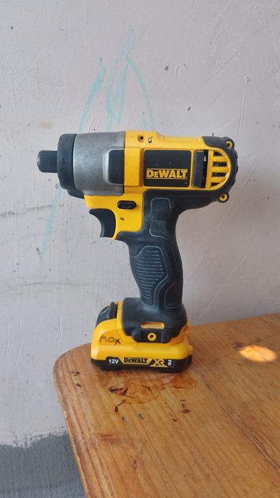 Продам імпакт dewalt dcf 815  10.8v