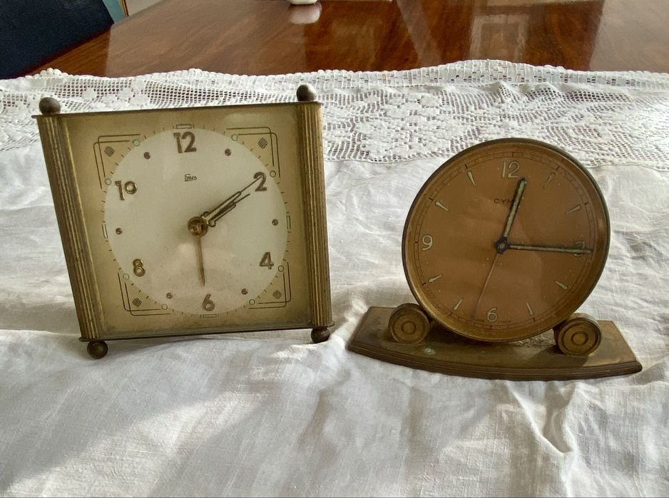 Dois relogios vintage de mesa