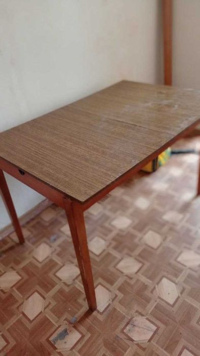 Стол, который ищет новый дом и новую историю.