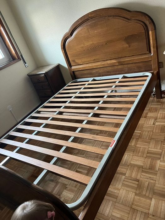 Cama de casal em madeira maciça + estrado