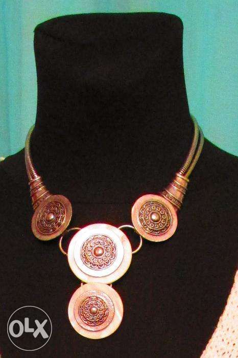 Colar tipo gargantilha com pedras em branco