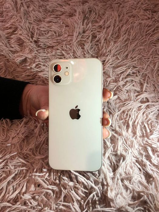 Продам iPhone 12.