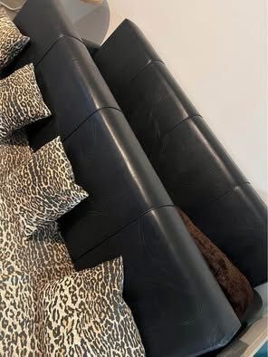 Sofá preto 2 almofadas + capa
