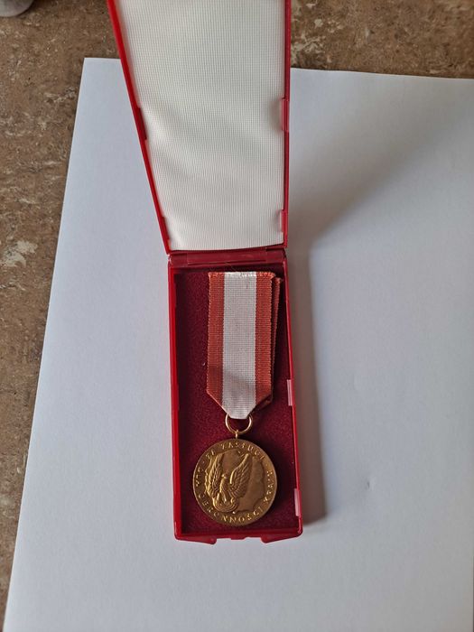 Złoty medal/odznaka Za zasługi dla obronności kraju PRL