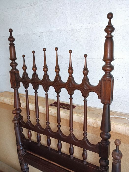 Cama de solteiro vintage com colchão ortopédico