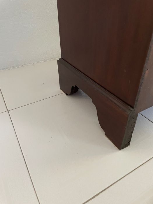 Móvel madeira castanho vertical com gavetas