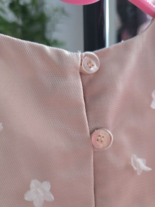 Elegancka sukienka tiulowa z aplikacjami kwiatowymi premium John Rocha