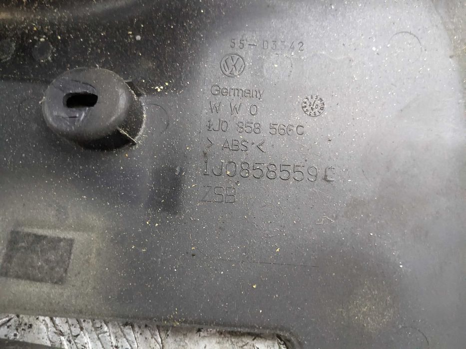 VW Volkswagen Golf IV 4 Dolna Obudowa Kolumny Kierowniczej