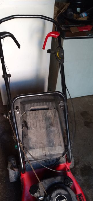 Corta relvas a gasolina com tração, carburador deficiente.