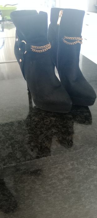 Botins em camurça pretos com tacão  bastante alto