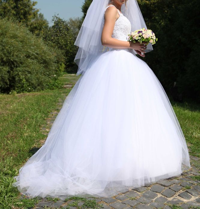 Розкішна весільна сукня