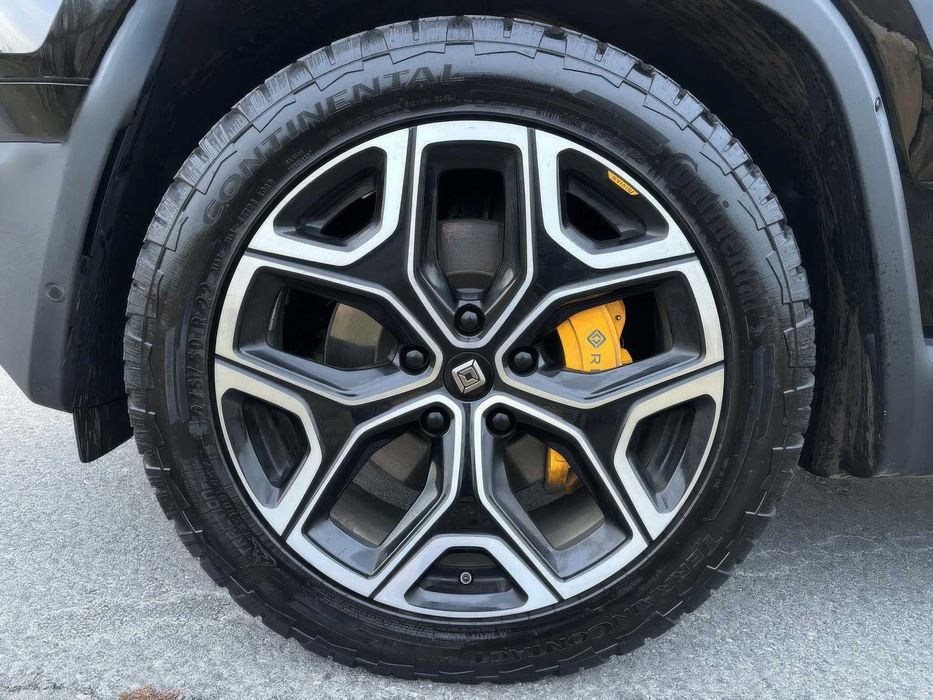 Rivian R1S      2022