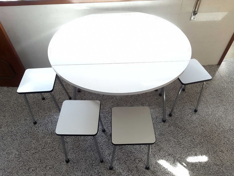 Conjunto mesa + 4 bancos